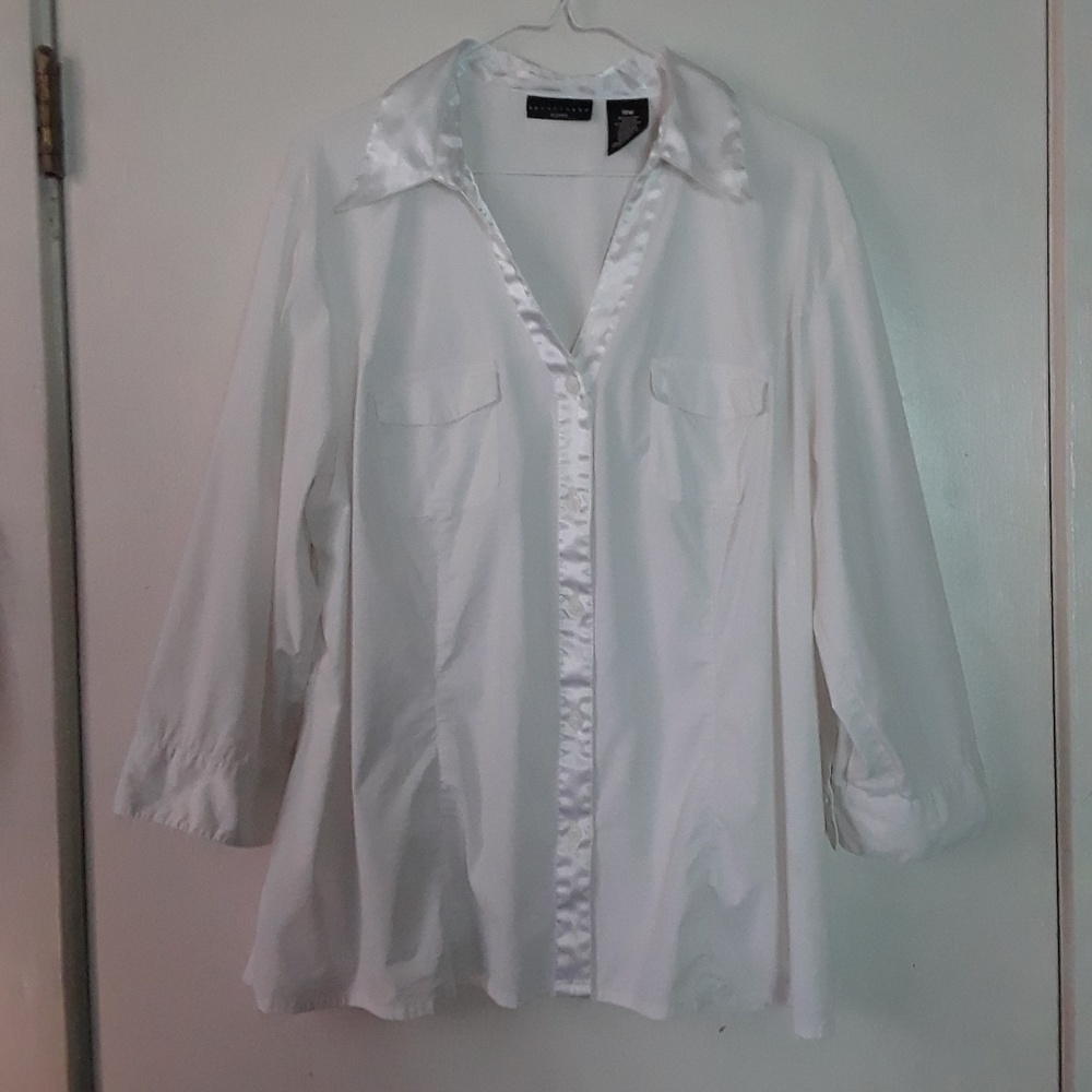 Apostrophe 3/4 sleeve button down blouse